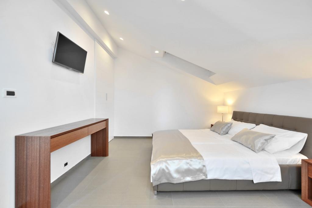 Chiponsky One - 5 Star Beachfront Property Bol Bagian luar foto